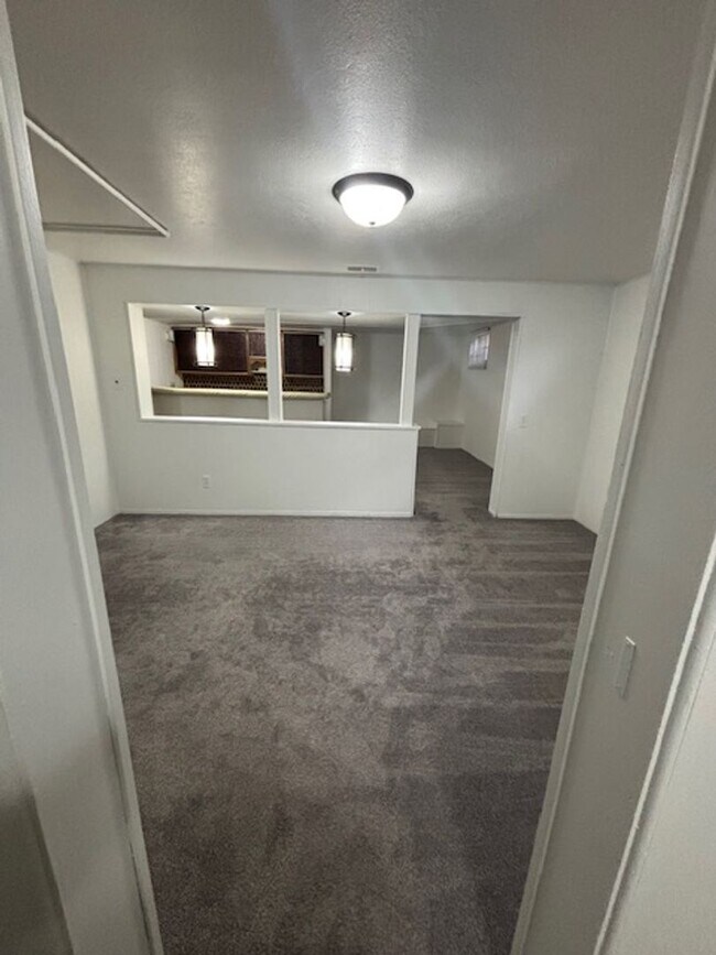 Building Photo - 419 W 5th Ave