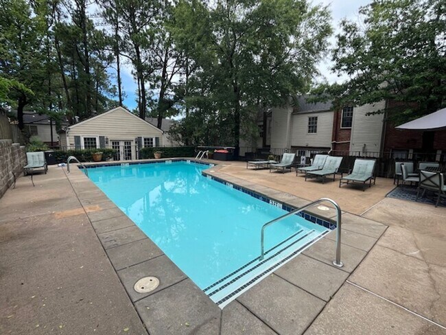 Building Photo - 2805 Foxcroft Rd