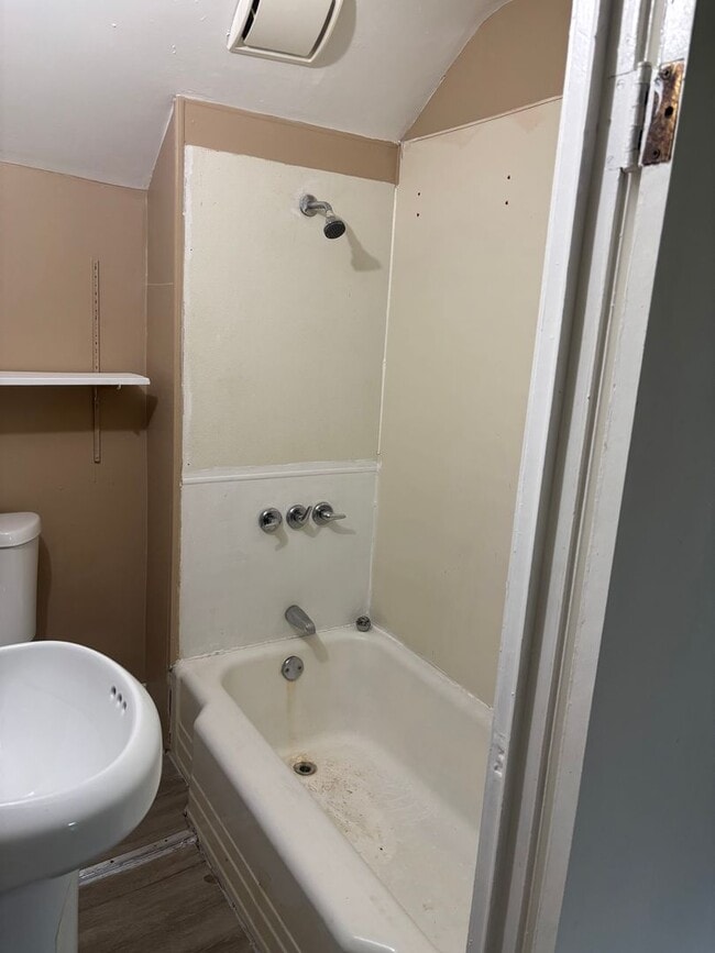 Building Photo - Section 8 welcome, 4bd 2 bath
