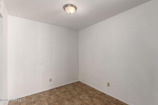 Building Photo - 1620 N Wilmot Rd
