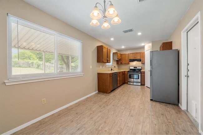 Building Photo - 1016 Peggotty Pl