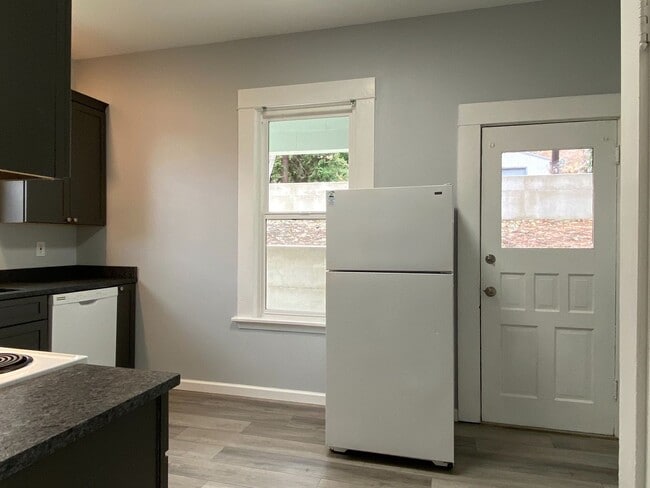 Building Photo - Cute Remodeled 2/1