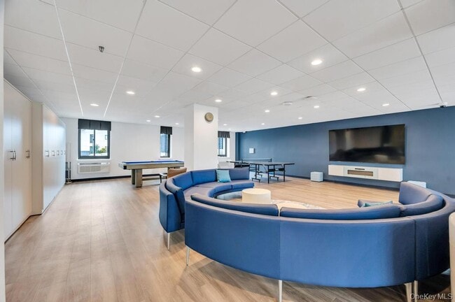 Building Photo - 100 W Broadway