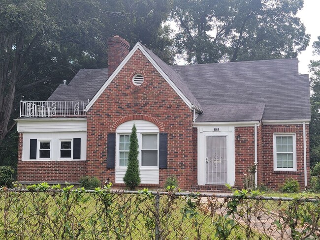 Building Photo - No Luxury Bells and Whistles But a Nice Clean Historic Home