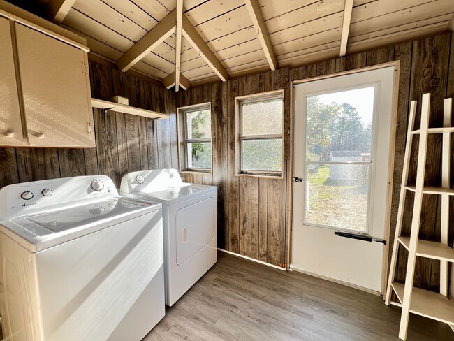 Building Photo - This adorable fully furnished 2 bedroom/1 ...