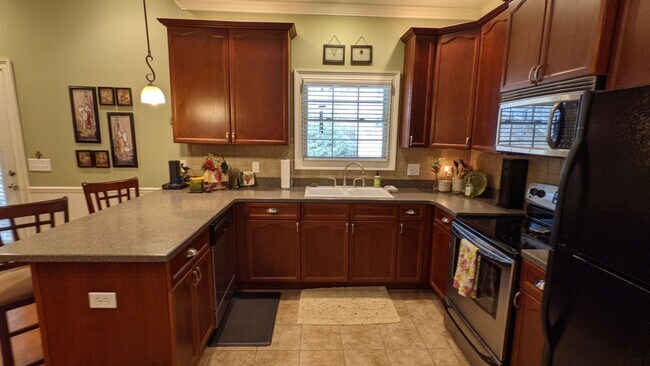 Building Photo - 3 Bedroom Home located in Magnolia Gardens...