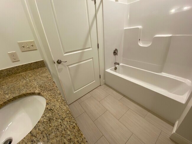 Building Photo - 875 Elm St