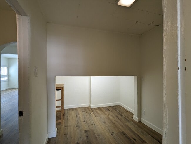 Building Photo - 452 S Oakhurst Dr