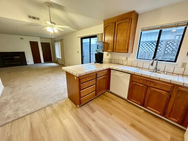 Building Photo - 2 Bedroom Duplex Close to Downtown Morgan ...