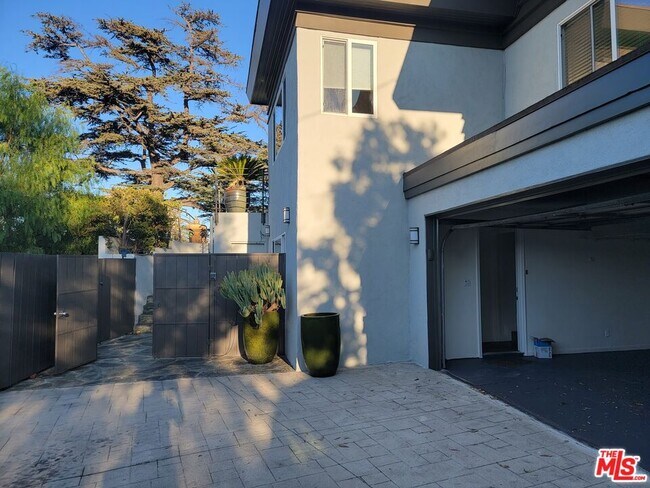 Building Photo - 4218 Vanetta Dr