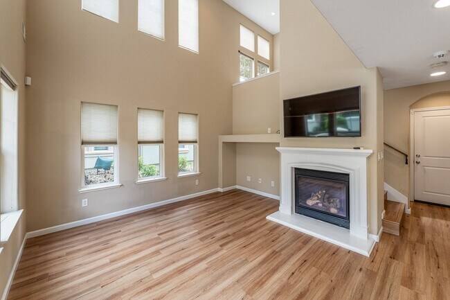 Building Photo - Somersett Rental