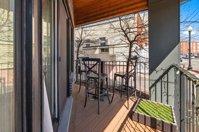 Building Photo - 946 Saratoga St