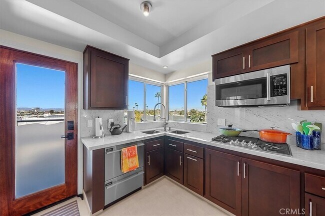 Building Photo - 760 Manhattan Beach Blvd