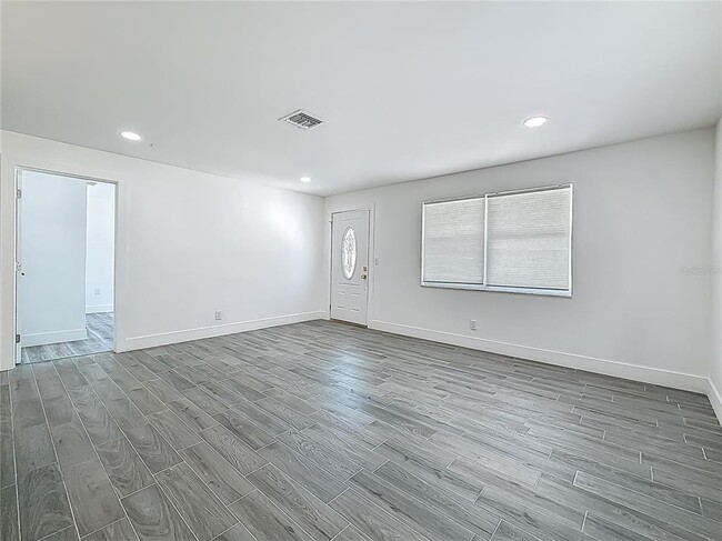 Building Photo - 1755 Shore Acres Blvd NE