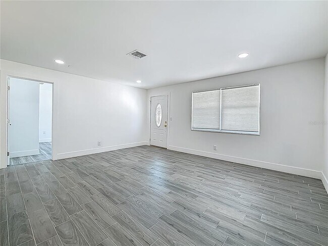 Building Photo - 1755 Shore Acres Blvd NE