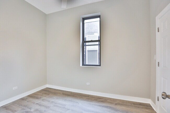 Building Photo - 1542 N Oakley Blvd