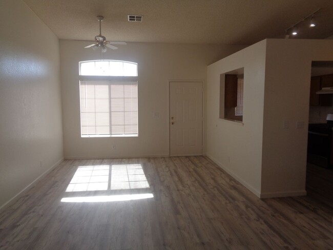 Building Photo - Cute and Clean 2 Bedroom Rosamond Home