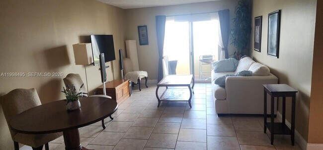 Building Photo - 900 NE 18th Ave