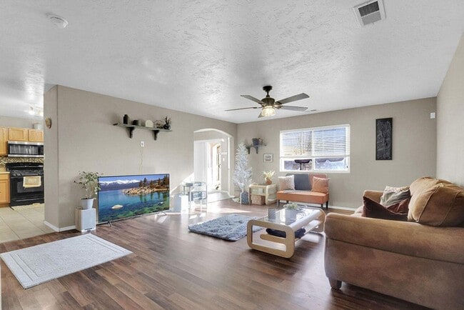 Building Photo - Spacious 3/3 close to NASA / WSMR