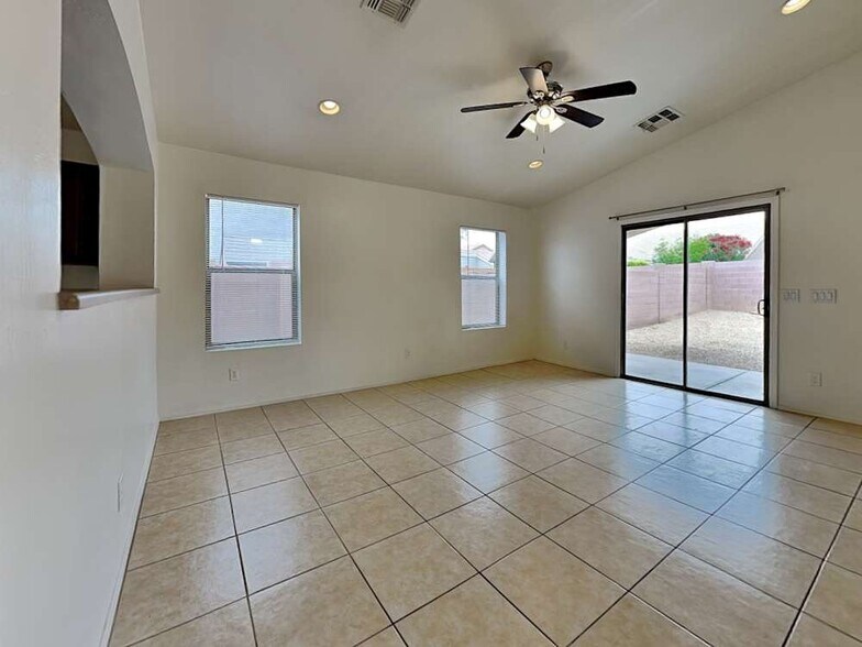 Building Photo - 5903 S 32nd Ln