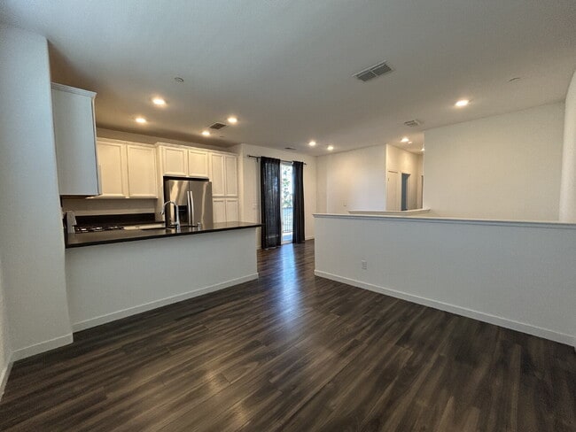 Building Photo - Fresh 3 Bed, 2 Bath Home - Close to shopping!