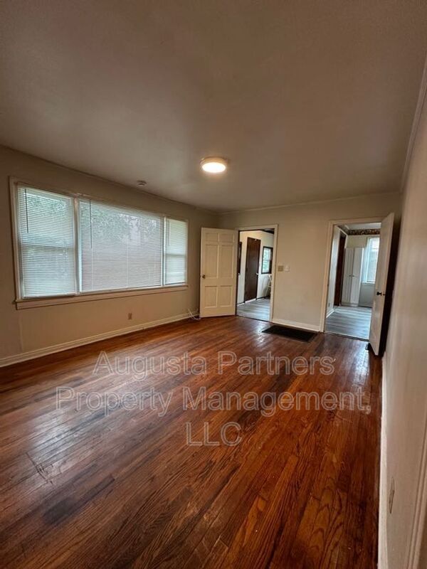 Building Photo - 3224 York Dr