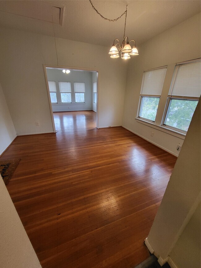 Building Photo - 1226 W Gray St