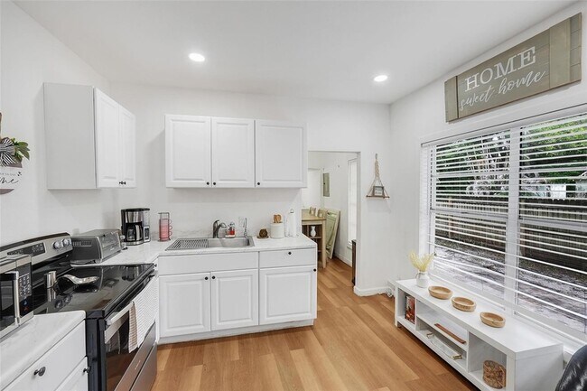 Building Photo - 1313 4th St NE