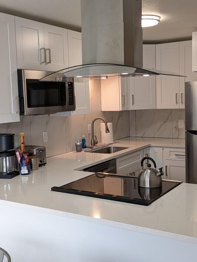 Building Photo - 425 Manhattan Dr