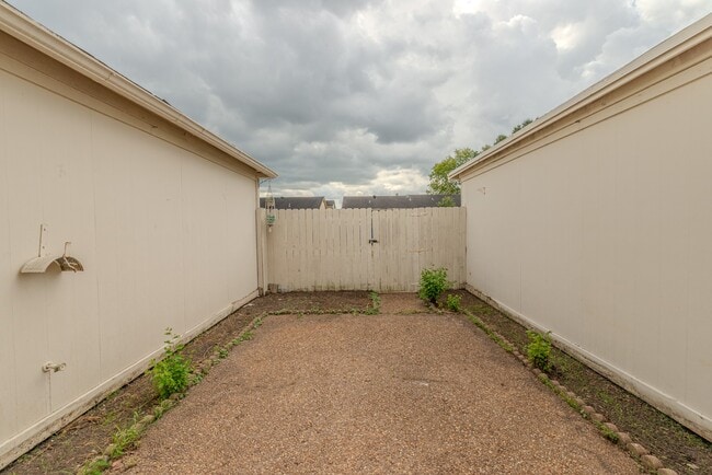 Building Photo - 5975 Townhouse Ln