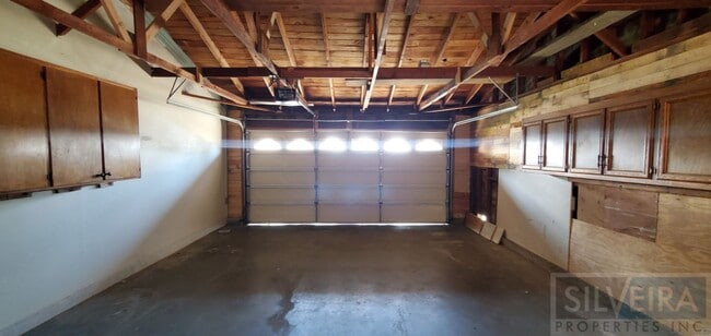 Building Photo - A Comfortable Home awaits the right Tenant!
