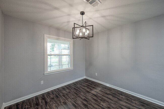 Building Photo - 513 Barkley St