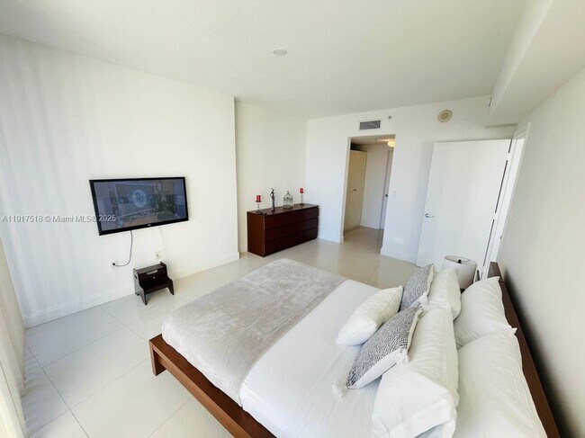 Building Photo - 1750 N Bayshore Dr