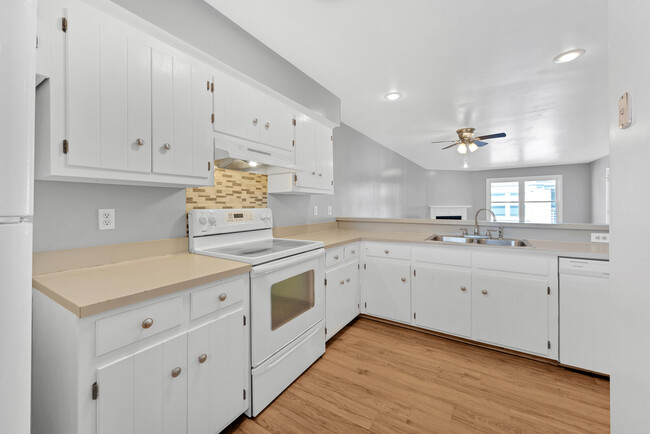 Building Photo - 102 Lantana Ln