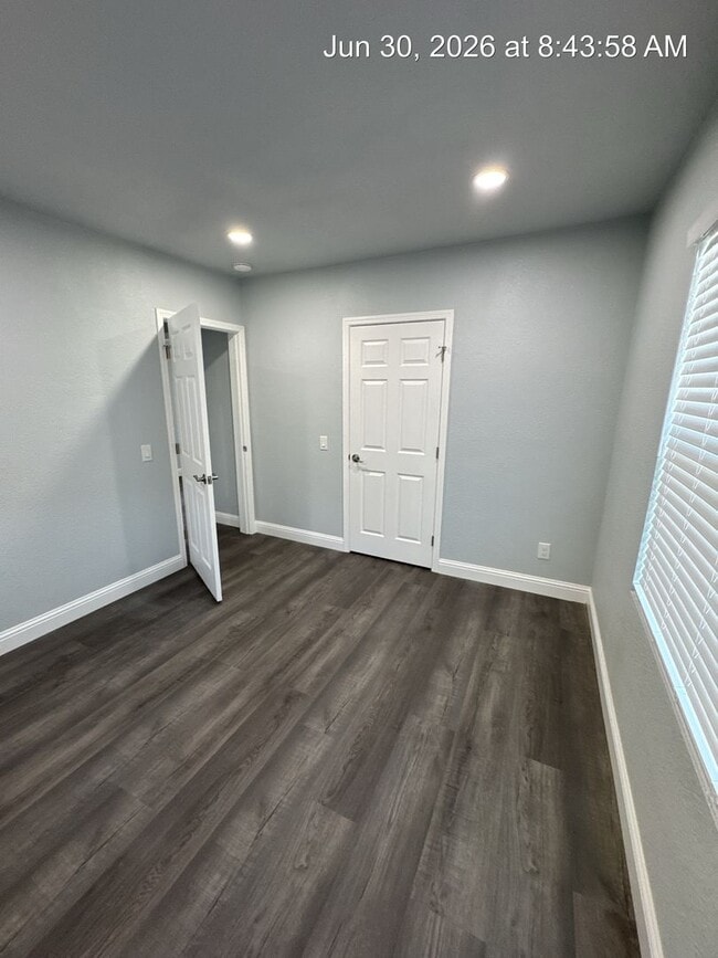 Building Photo - 2543