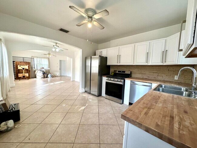 Building Photo - 1147 15th Ave N