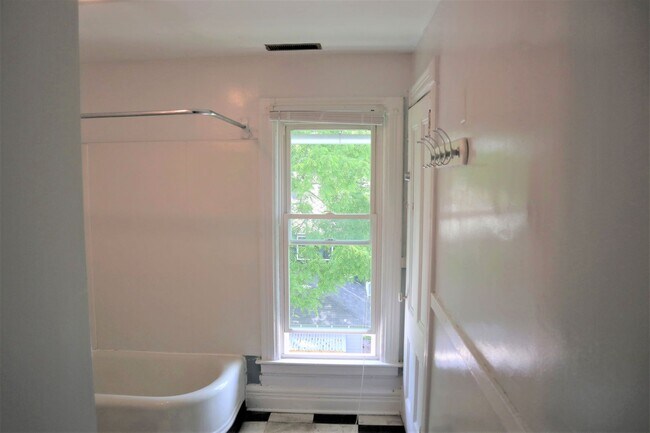 Building Photo - 502 S Aurora St