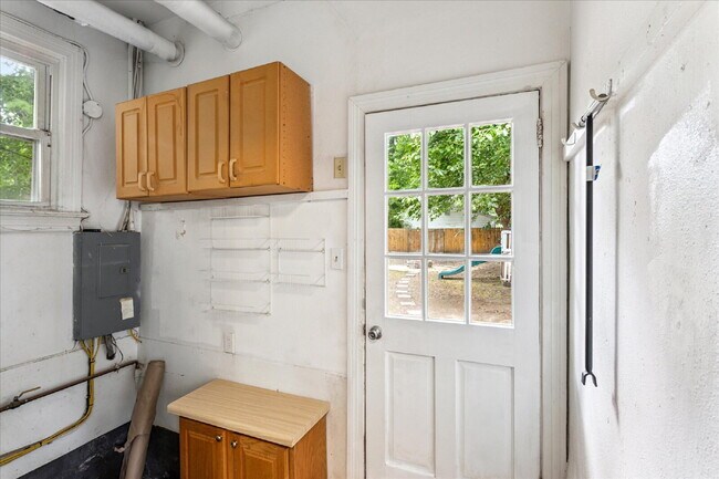 Building Photo - "Charming 3-Bedroom Retreat with 2 Full Baths in Hampton – Spacious 1494 Sq Ft Gem!"