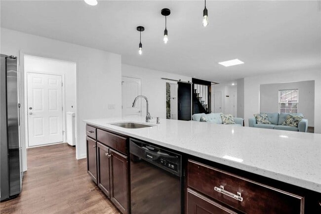 Building Photo - Modern 4 Bedroom South Savannah Home with Fenced Backyard