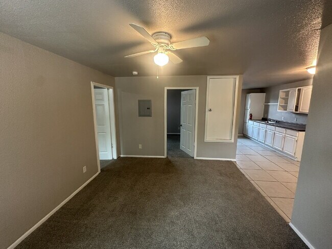 Building Photo - 2 Bedroom, 1 Bath Apartment