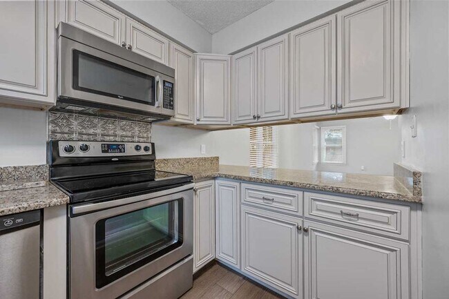 Building Photo - Convenient location