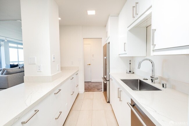 Building Photo - 2200 Sacramento St