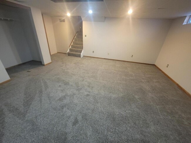 Building Photo - 5225 Wolf Run Dr