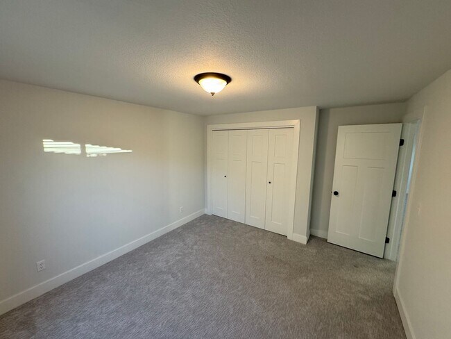 Building Photo - $1,850 - 4 bed 3 bath - Newer Build Duplex *COMING SOON*