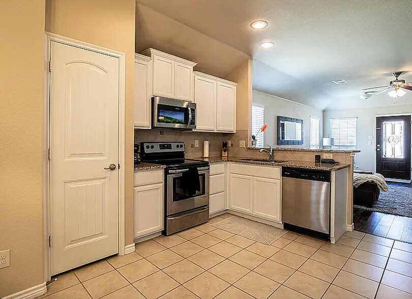 Building Photo - Room in House on Deadwood Ln