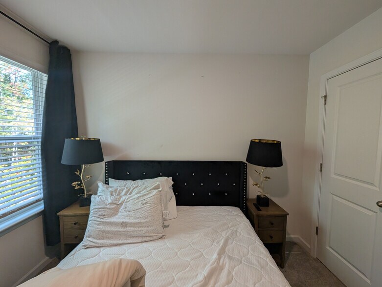 Building Photo - Room in Apartment on North Mills Rd