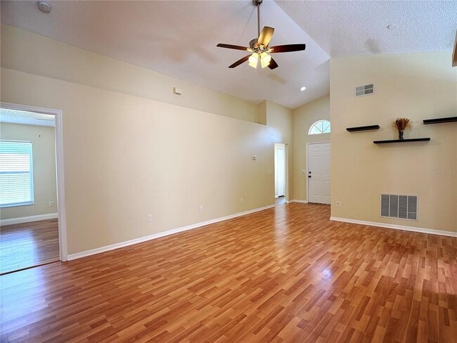 Building Photo - 526 Pine Cone Dr