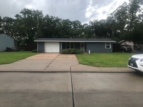 Building Photo - RECENTLY REMODELED BIG 4 BEDROOM 2 BATH LE...