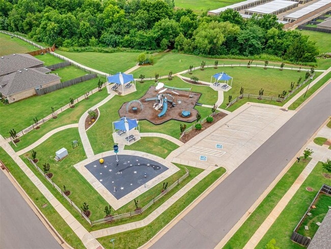 Building Photo - 417 Pergola St