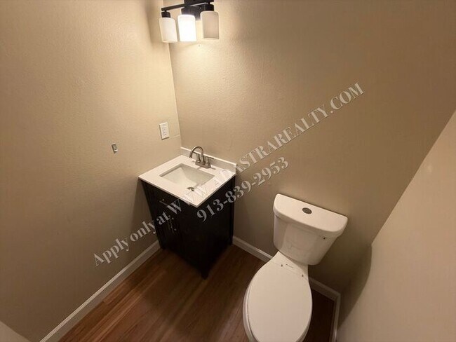 Building Photo - Beautiful Townhome in Olathe-Available NOW!!